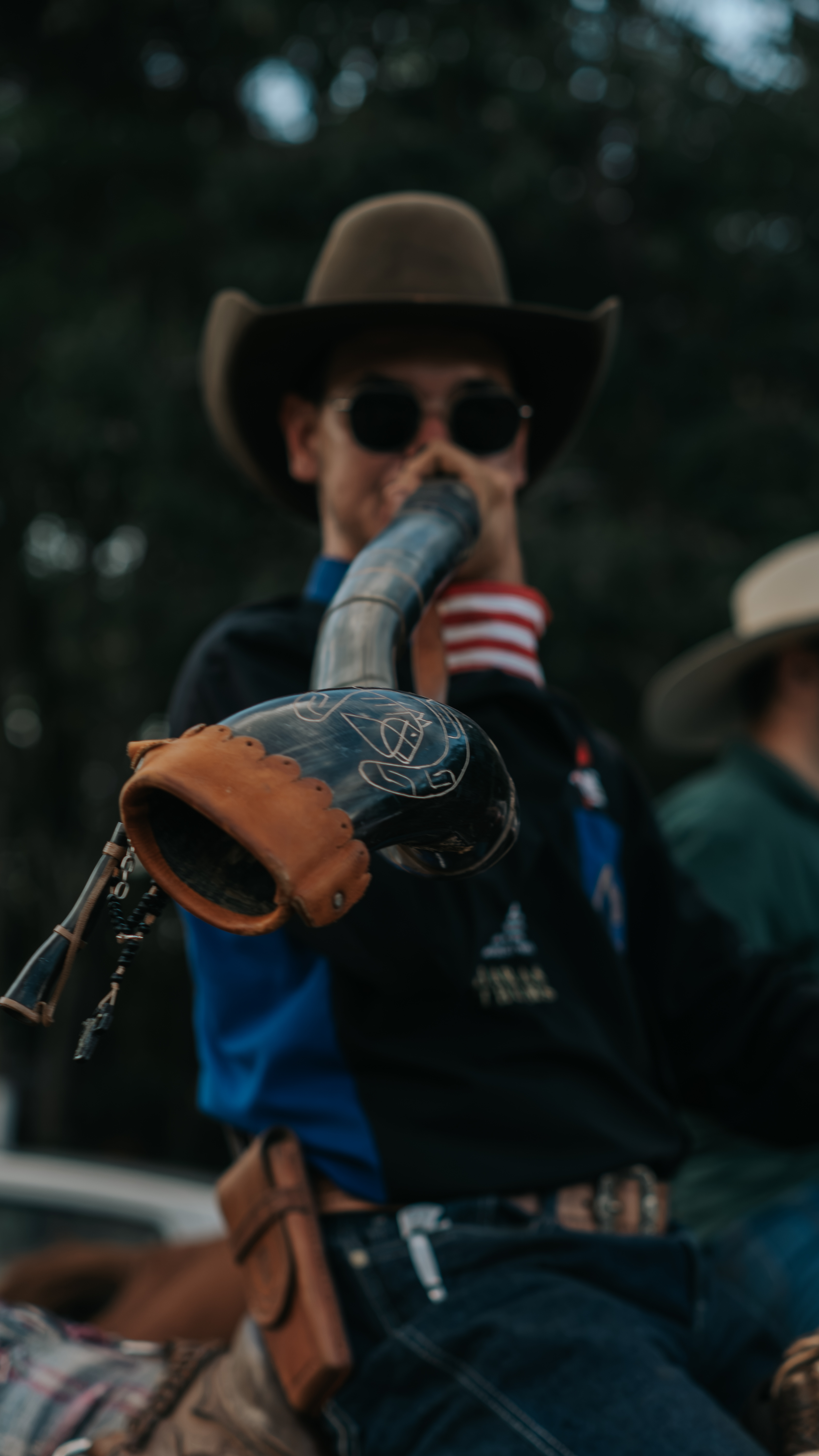 Foto cara tocando berrante